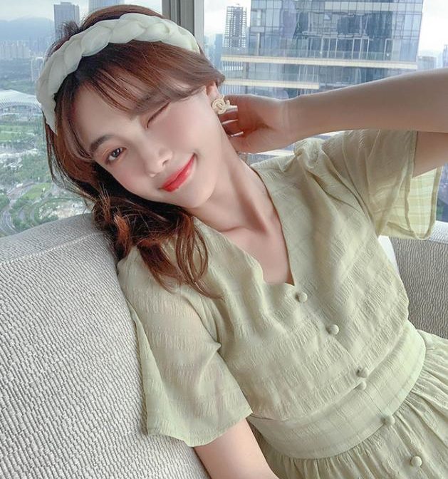 夏物のワンピースを着た女性