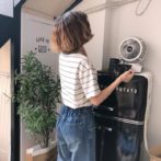 夏物のストライプTシャツを着た女性