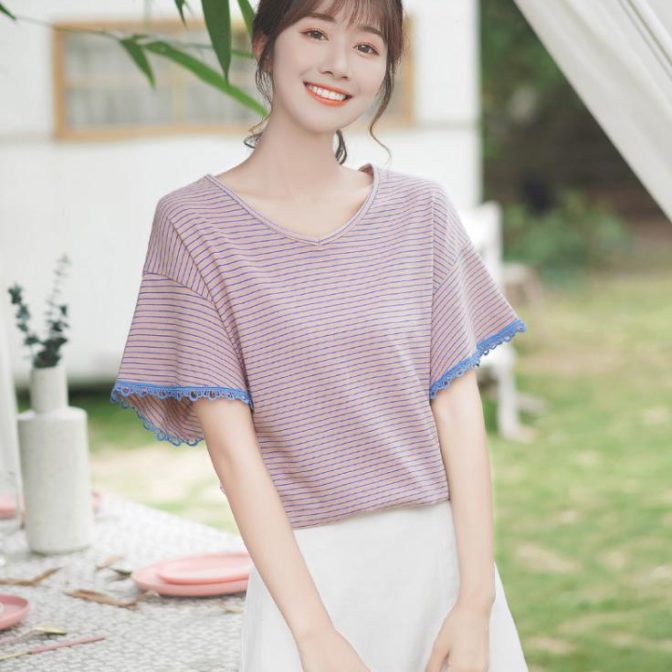 夏物のトップスを着た女性