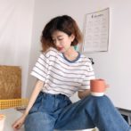 夏物のストライプTシャツを着た女性