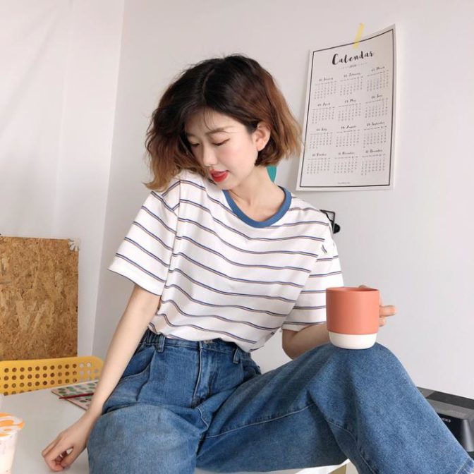 夏物のストライプTシャツを着た女性