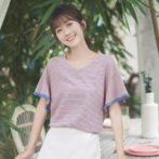 夏物のトップスを着た女性