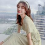 夏物のワンピースを着た女性