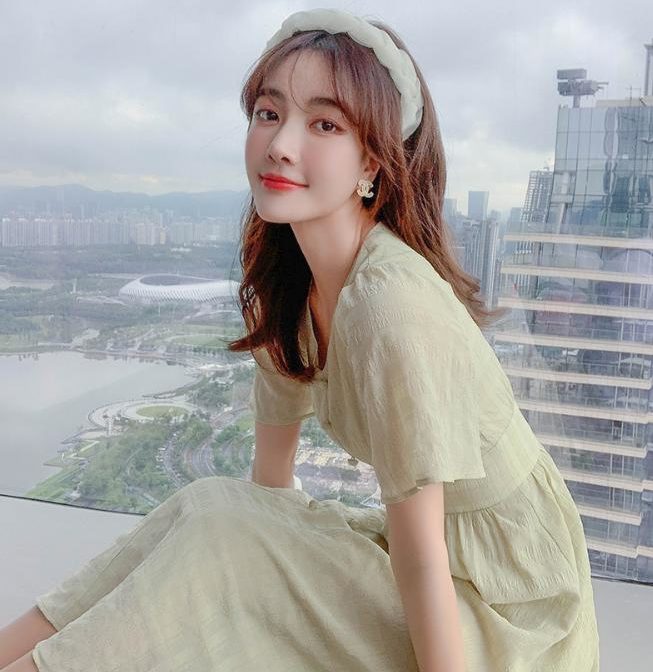 夏物のワンピースを着た女性