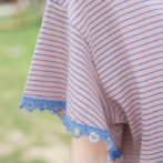 夏物のトップスを着た女性