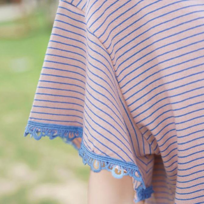 夏物のトップスを着た女性