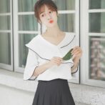 夏物のトップスを着た女性