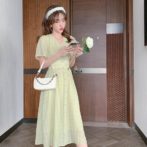 夏物のワンピースを着た女性