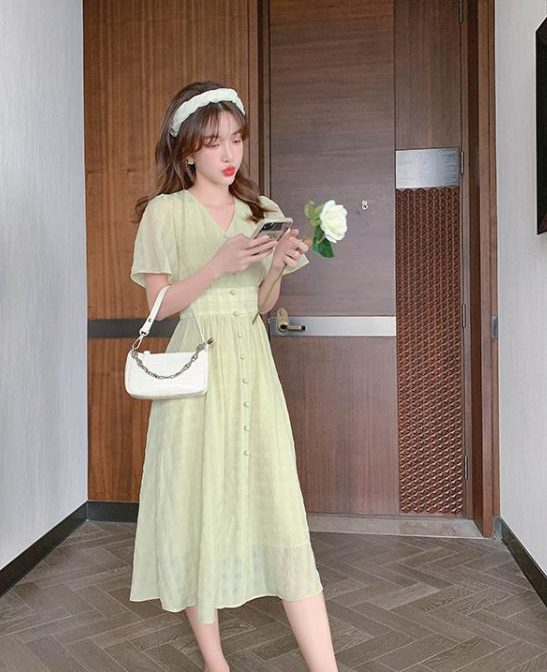 夏物のワンピースを着た女性