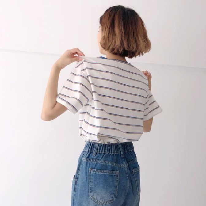 夏物のストライプTシャツを着た女性