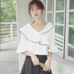 夏物のトップスを着た女性