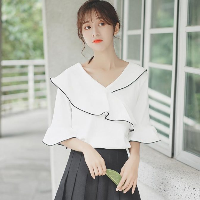 夏物のトップスを着た女性