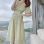 夏物のワンピースを着た女性