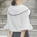 夏物のトップスを着た女性