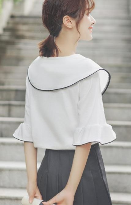 夏物のトップスを着た女性