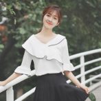 夏物のトップスを着た女性