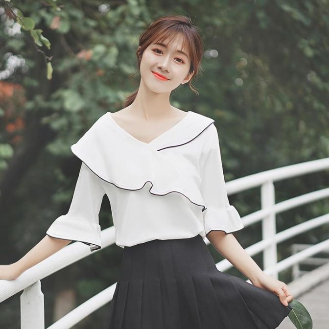 夏物のトップスを着た女性