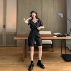 夏物のTシャツを着た女性