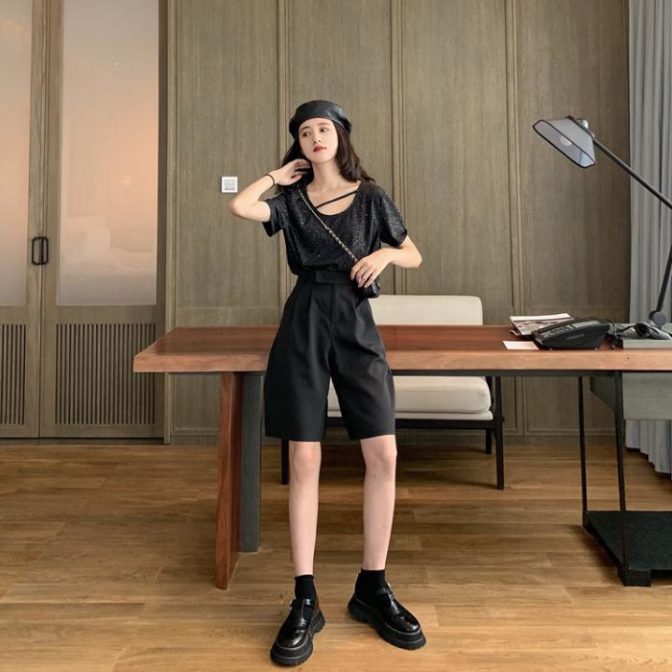 夏物のTシャツを着た女性