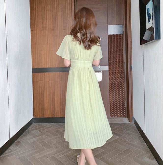 夏物のワンピースを着た女性