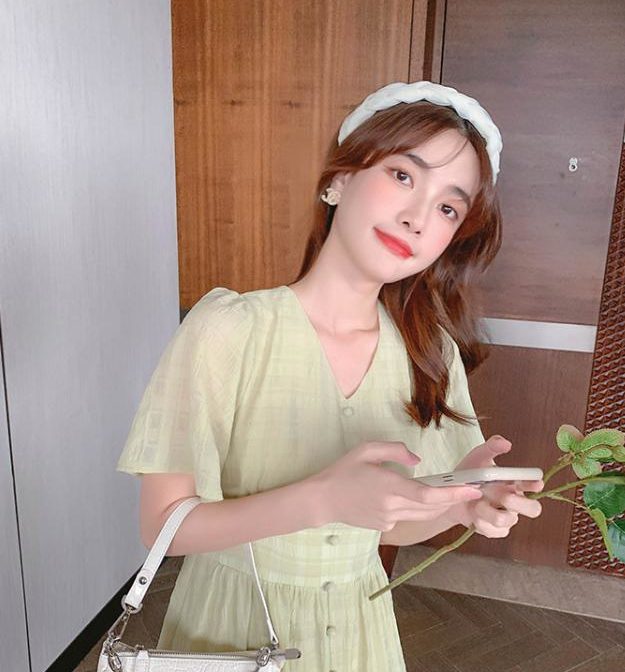 夏物のワンピースを着た女性