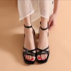 レディースのサンダルを履いた女性の足