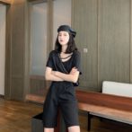 夏物のTシャツを着た女性