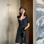 夏物のTシャツを着た女性