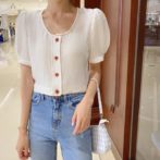 夏物のTシャツを着た女性