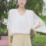 夏物のシフォンシャツを着た女性