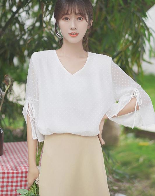 夏物のシフォンシャツを着た女性