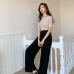 ハイウエストのワイドパンツを履いた女性