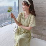 夏物のワンピースを着た女性