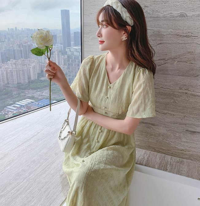 夏物のワンピースを着た女性