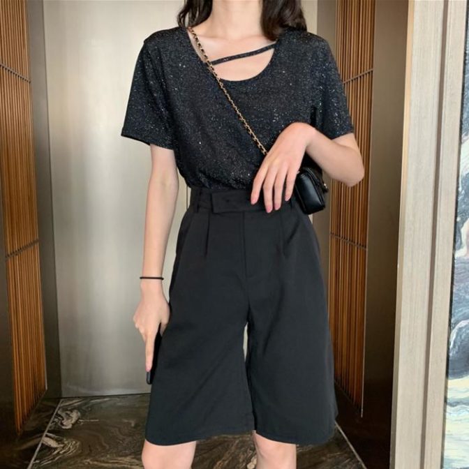 夏物のTシャツを着た女性