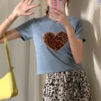 ハート柄のTシャツを着た女性