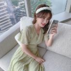 夏物のワンピースを着た女性