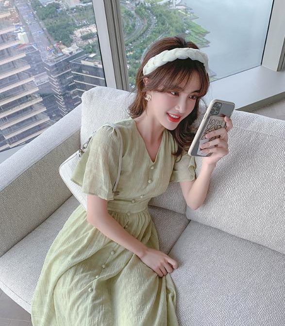 夏物のワンピースを着た女性