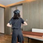 夏物のTシャツを着た女性