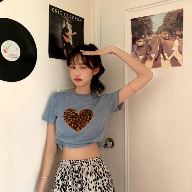 ハート柄のTシャツを着た女性