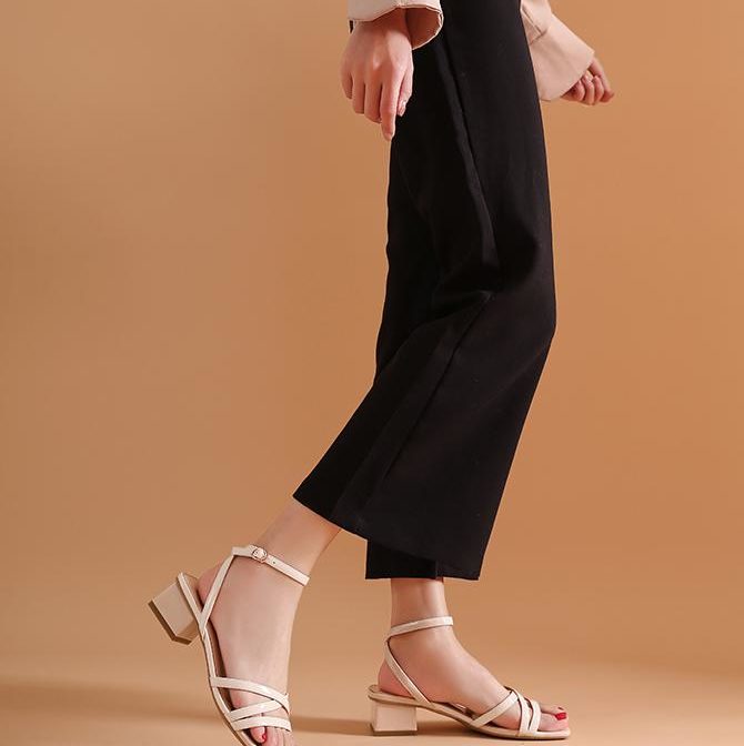 レディースのサンダルを履いた女性の足