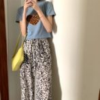 ハート柄のTシャツを着た女性