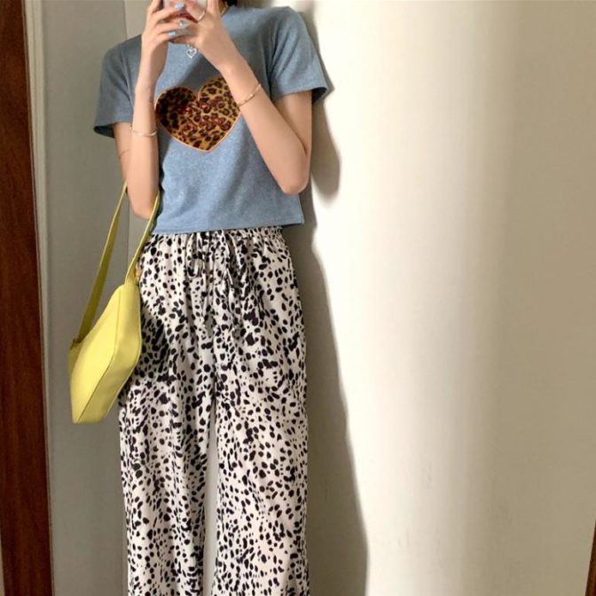 ハート柄のTシャツを着た女性