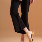 レディースのサンダルを履いた女性の足