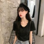 夏物のTシャツを着た女性