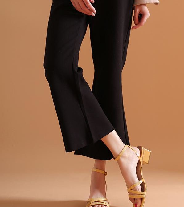 レディースのサンダルを履いた女性の足