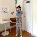 ハート柄のTシャツを着た女性