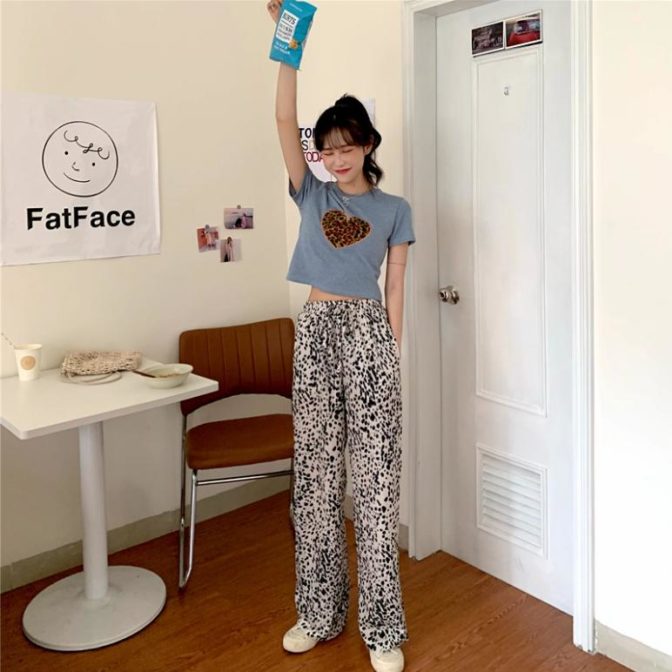 ハート柄のTシャツを着た女性