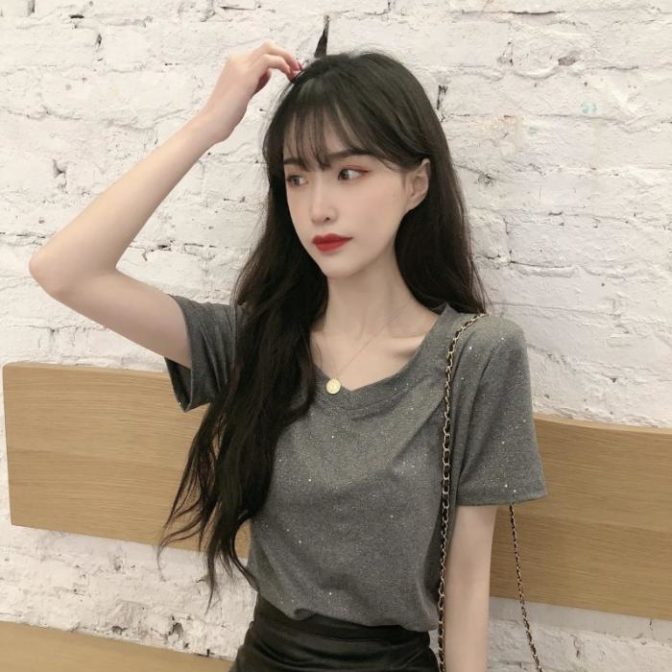 夏物のTシャツを着た女性