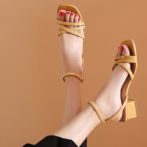 レディースのサンダルを履いた女性の足